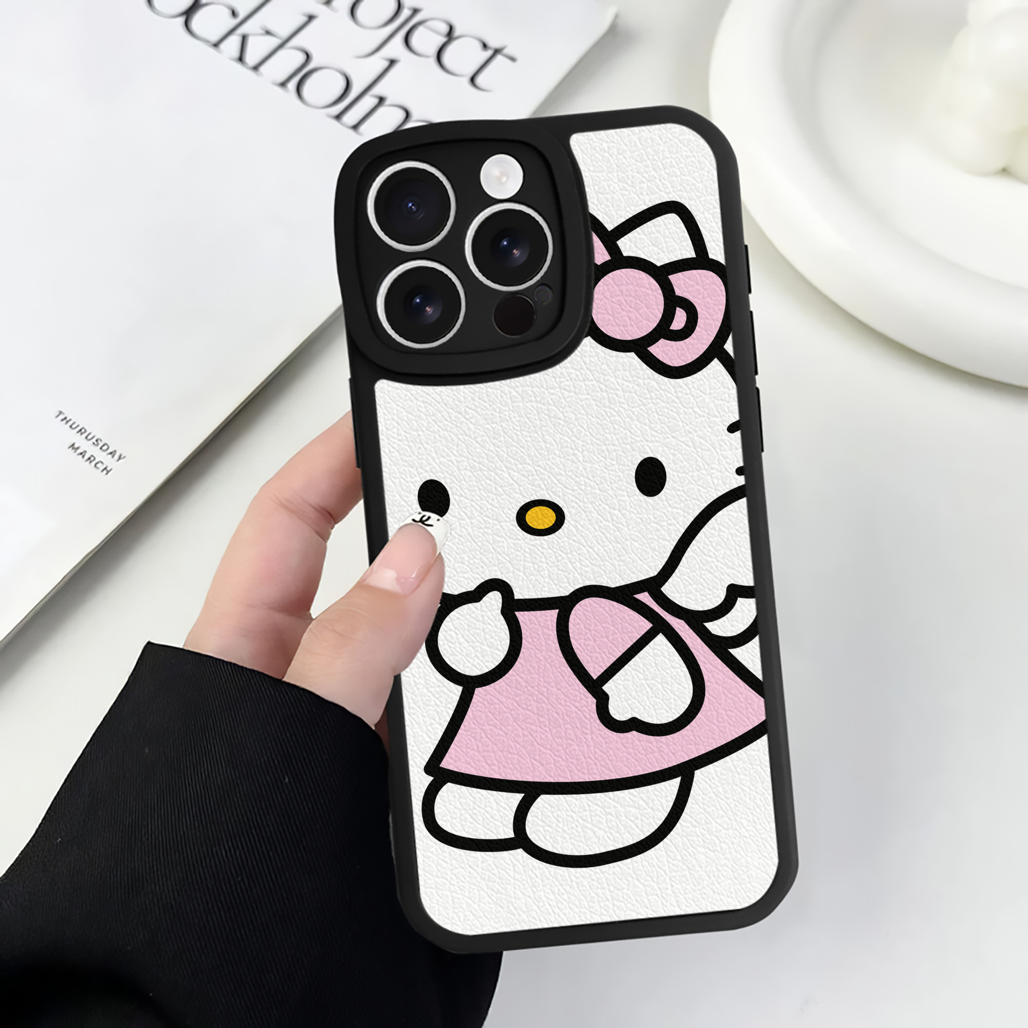 （画像用） Hello Kitty ハローキティ 【iPhone 16シリーズ対応】シリコンスマホケース（レザー調） 材質：シリコン